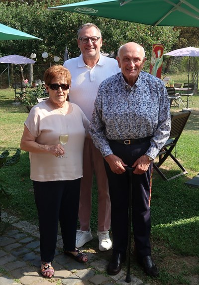 Oberbürgermeister Thomas Feser gratuliert dem Ehepaar Gerber zur Diamantenen Hochzeit.