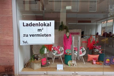 Beispiel eines zu vermietenden Geschäfts, das übergangsweise dekoriert ist.