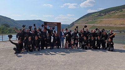 Oberbürgermeister Thomas Feser und die Schornsteinfegerinnen und -feger aus der Region warten am Rhein-Nahe-Eck auf die aktiven Teilnehmer der diesjährigen Glückstour des Schornsteinfegerhandwerks