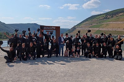 Oberbürgermeister Thomas Feser und die Schornsteinfegerinnen und -feger aus der Region warten am Rhein-Nahe-Eck auf die aktiven Teilnehmer der diesjährigen Glückstour des Schornsteinfegerhandwerks