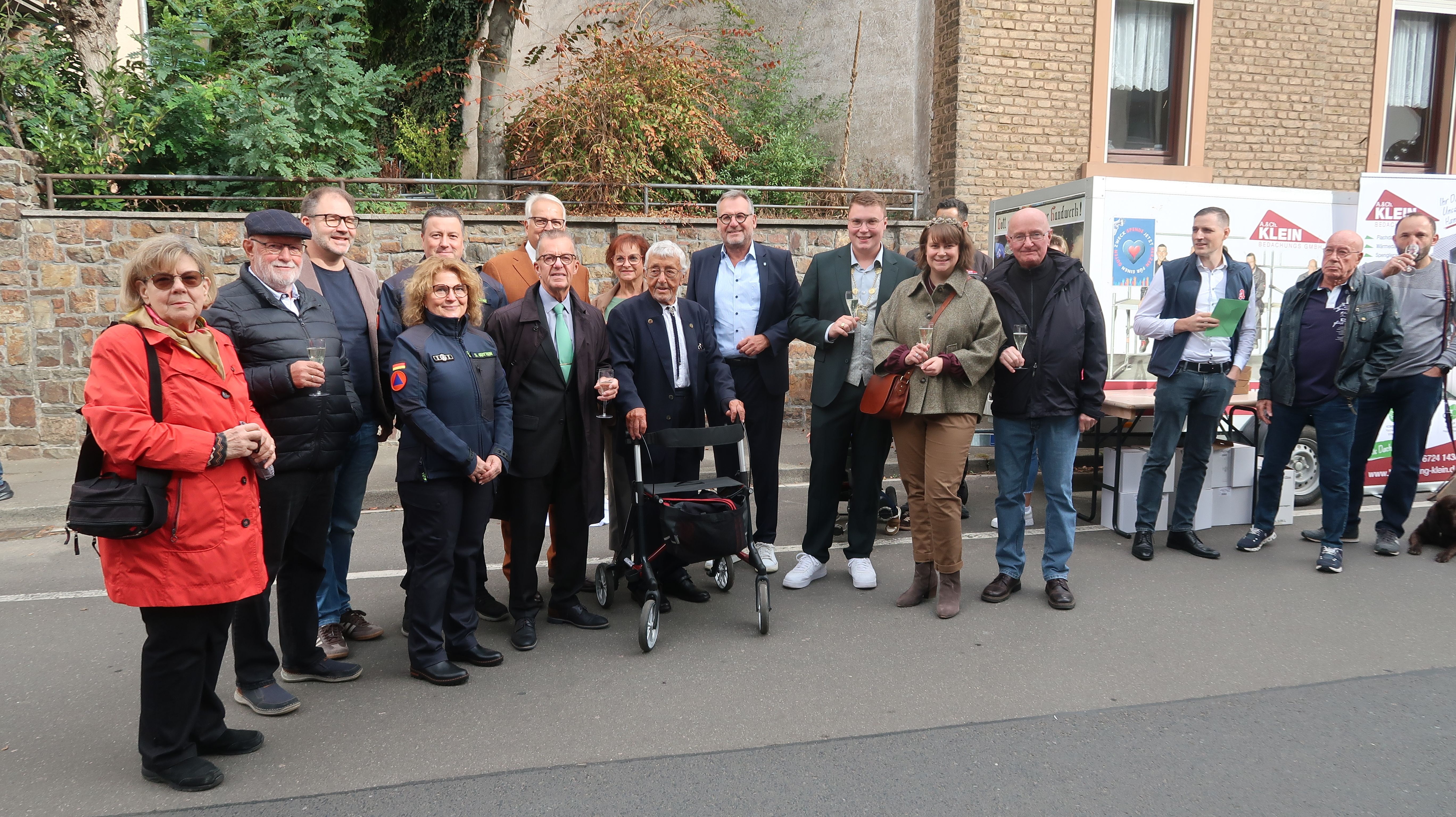 Oberbürgermeister Thomas Feser (Mitte), Ehrenbürger Seppel Götze, die Binger Weinmajestäten, Beigeordneter Sebastian Hamann, Vertreter der Parteien, von Büdesheim Aktiv sowie Bingen Unternehmen Zukunft bei der Eröffnung der Nachkerb.
