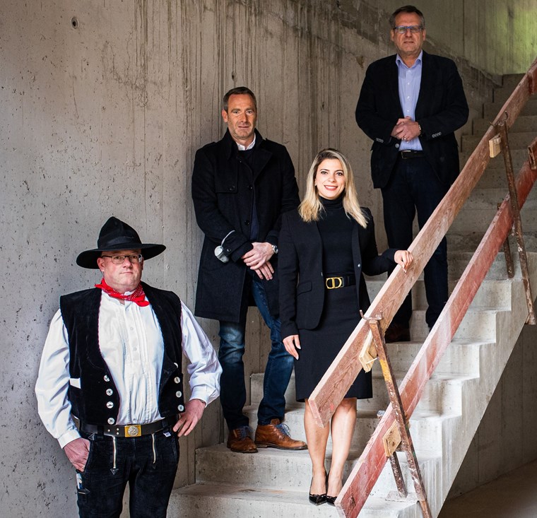 (v.l.) Zimmermann Marco Stephan, Architekt Oliver Schrögel, Bauherrin Kamuran Bildircin und Oberbürgermeister Thomas Feser beim VersOffice-Richtfest