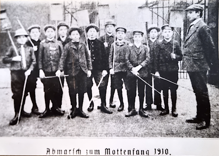 Schulklasse rüstet sich 1910 zum Mottenfang