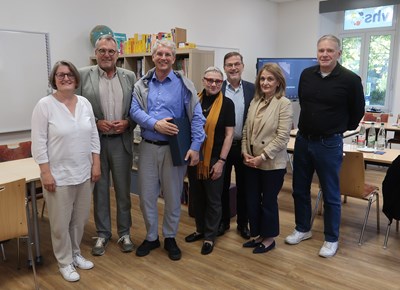 Oliver Zobel (3. v. l.) wurde aus dem Vorstand der vhs Bingen verabschiedet.