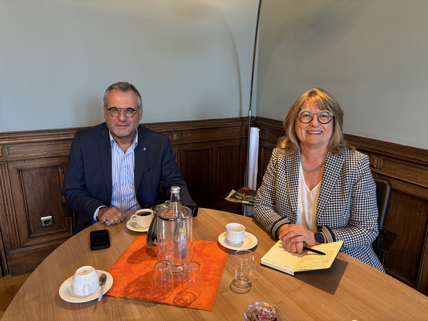 Oberbürgermeister Thomas Feser und die Gleichstellungsbeauftragte Elisabeth Gräff beim Planungsgespräch