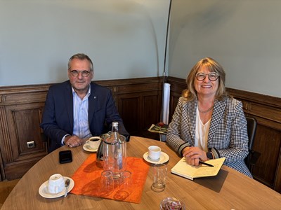 Oberbürgermeister Thomas Feser und die Gleichstellungsbeauftragte Elisabeth Gräff beim Planungsgespräch
