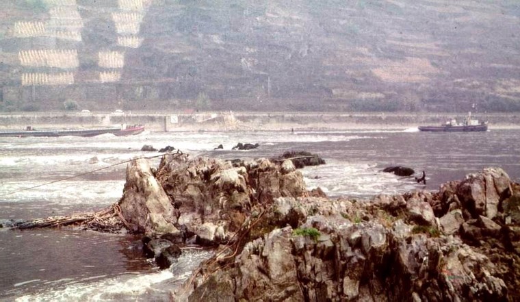 Von diesen Felsen sind heute nur noch die sogenannten Lochsteine am westlichen Rand der Hauptfahrrinne erkennbar