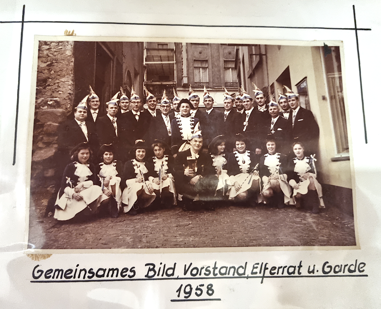 Wie die Bildunterschrift im Fotoalbum besagt: Ein gemeinsames Bild mit Vorstand, Elferrat und Garde von 1958
