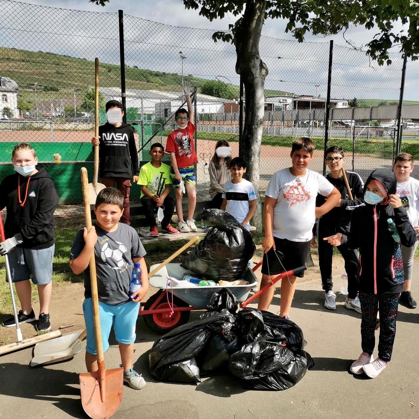 2021-07-02_Dreck-weg-Aktion_Rundsporthalle (2)  |  Quelle: Realschule plus Am Scharlachberg / Clemens Wandke