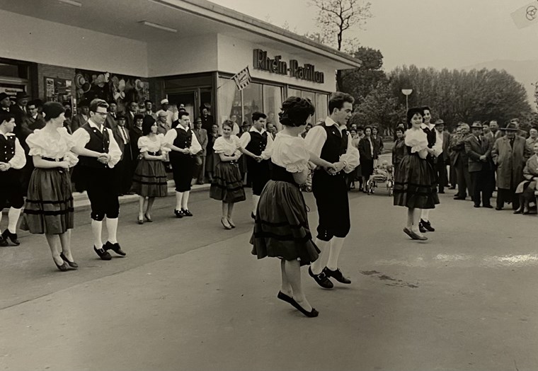 Die Binger Winzertanzgruppe beim Auftritt