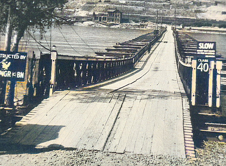 Die Pontonbrücke, die 1945 in der Nähe der ehem. Stadthalle über den Rhein führte.