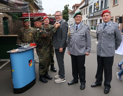Oberbürgermeister Thomas Feser am Stand der Reservistenkameradschaft, die erstmals mit dabei waren.