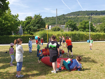 Kinder im Ferienprogramm im Park am Mäuseturm.