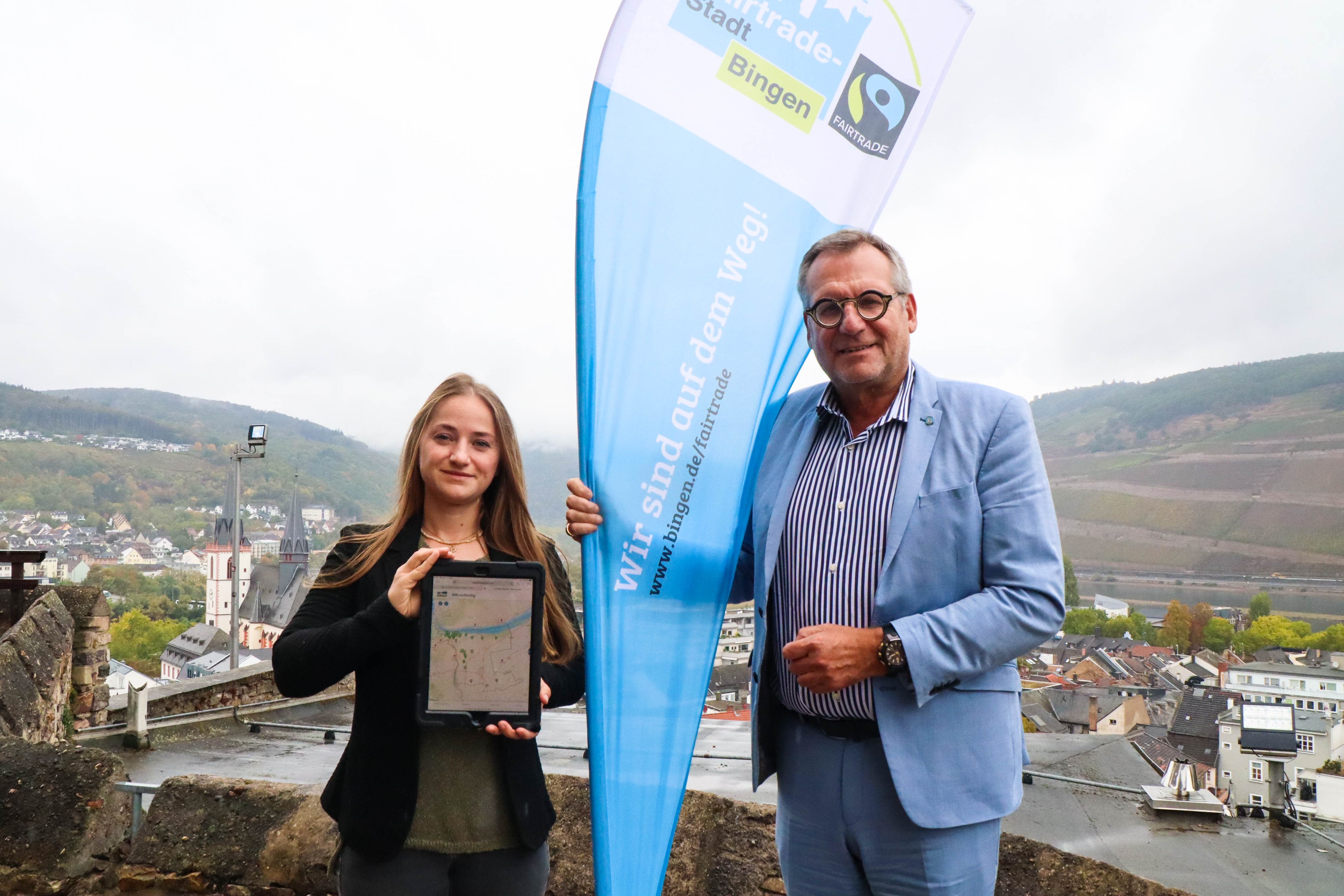Oberbürgermeister Thomas Feser und Katrin Jung von der Umweltabteilung bei der Vorstellung des Nachhaltigkeitsstadtplans.