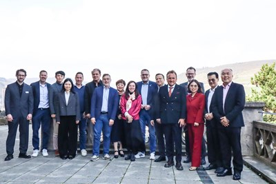 Nach den ersten Gesprächen versammelten sich die Teilnehmenden zum Gruppenbild.