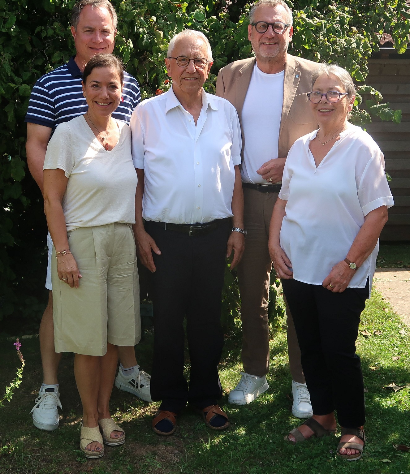 Oberbürgermeister Thomas Feser (2. v. re.) gratuliert dem Ehepaar Hahn zur Diamantenen Hochzeit.