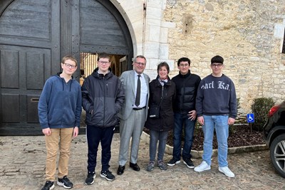Zu einem zufälligen Zusammentreffen zwischen OB Feser, David Schaberger (re.) und Mert Dönmez (2. v. re) sowie den französischen Gastgebern Tom Boucheron, Gabriel Bouchard, und Mme Bouchard kam es vor wenigen Tagen vor dem Chateau du Clos de Vougeot.