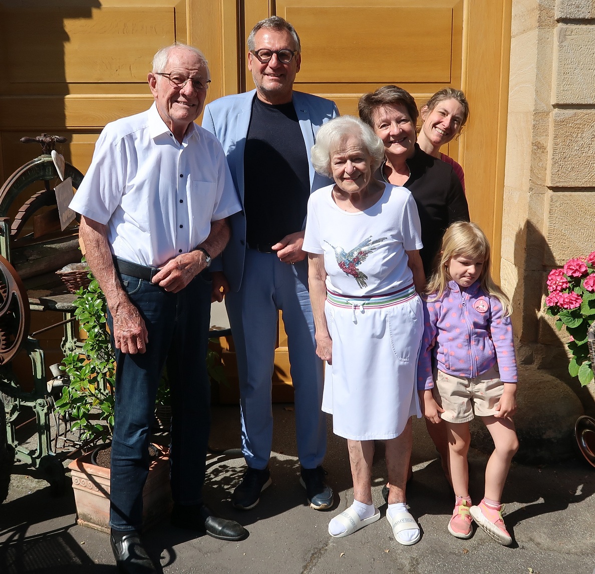 Oberbürgermeister Thomas Feser gratuliert dem Ehepaar Frey zur Eisernen Hochzeit.