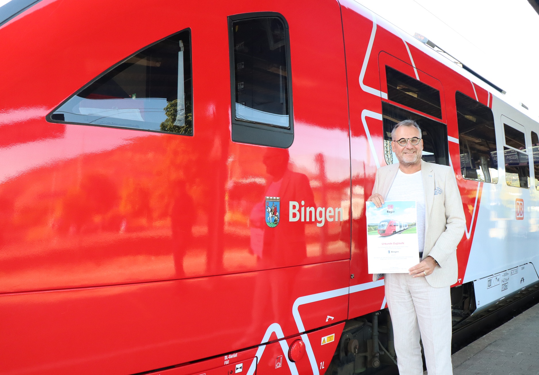 Oberbürgermeister Thomas Feser vor dem modernisierten DB-Regio-Triebwagen „Bingen“ am Binger Hauptbahnhof.