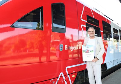 Oberbürgermeister Thomas Feser vor dem modernisierten DB-Regio-Triebwagen „Bingen“ am Binger Hauptbahnhof.