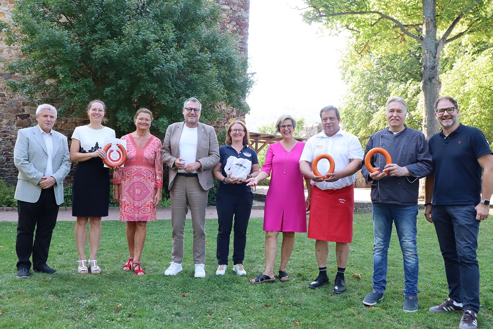 Jürgen Domann, Carina Fröde (übernimmt mit ihrem Bruder Philip Martin bald die elterliche Metzgerei), Manuela Martin, OB Thomas Feser, Katrin Dobroschke, Nicole Kierdorf, Christian Petry, Markus Brager und Sebastian Hamann (v. l.) beim abschließenden Bild.