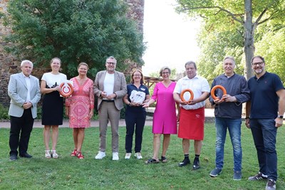 Jürgen Domann, Carina Fröde (übernimmt mit ihrem Bruder Philip Martin bald die elterliche Metzgerei), Manuela Martin, OB Thomas Feser, Katrin Dobroschke, Nicole Kierdorf, Christian Petry, Markus Brager und Sebastian Hamann (v. l.) beim abschließenden Bild.