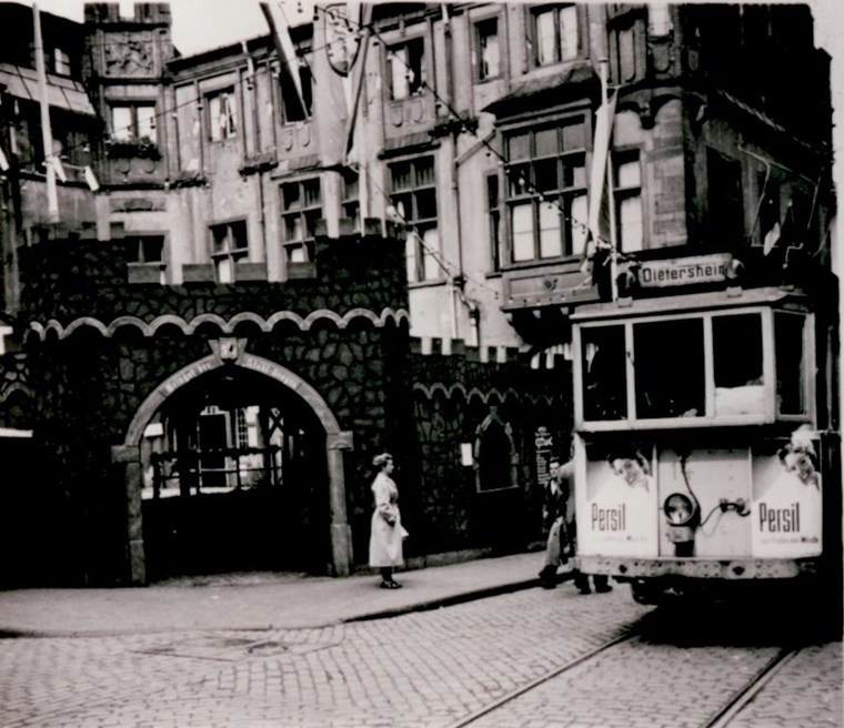 Das alte Rathaus um 1950 mit der kleinen Weinburg und der "Elektrisch" (Straßenbahn) im Vordergrund.