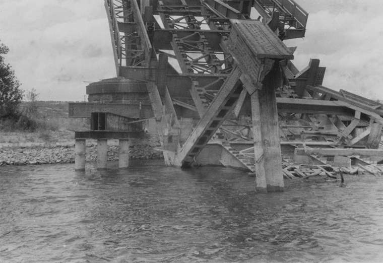 Der zerstörte Brückenkopf auf Binger Seite.