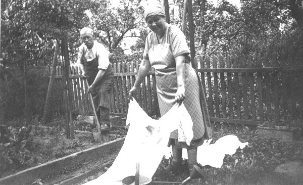 Wilhelm Ewert und seine Frau im Garten