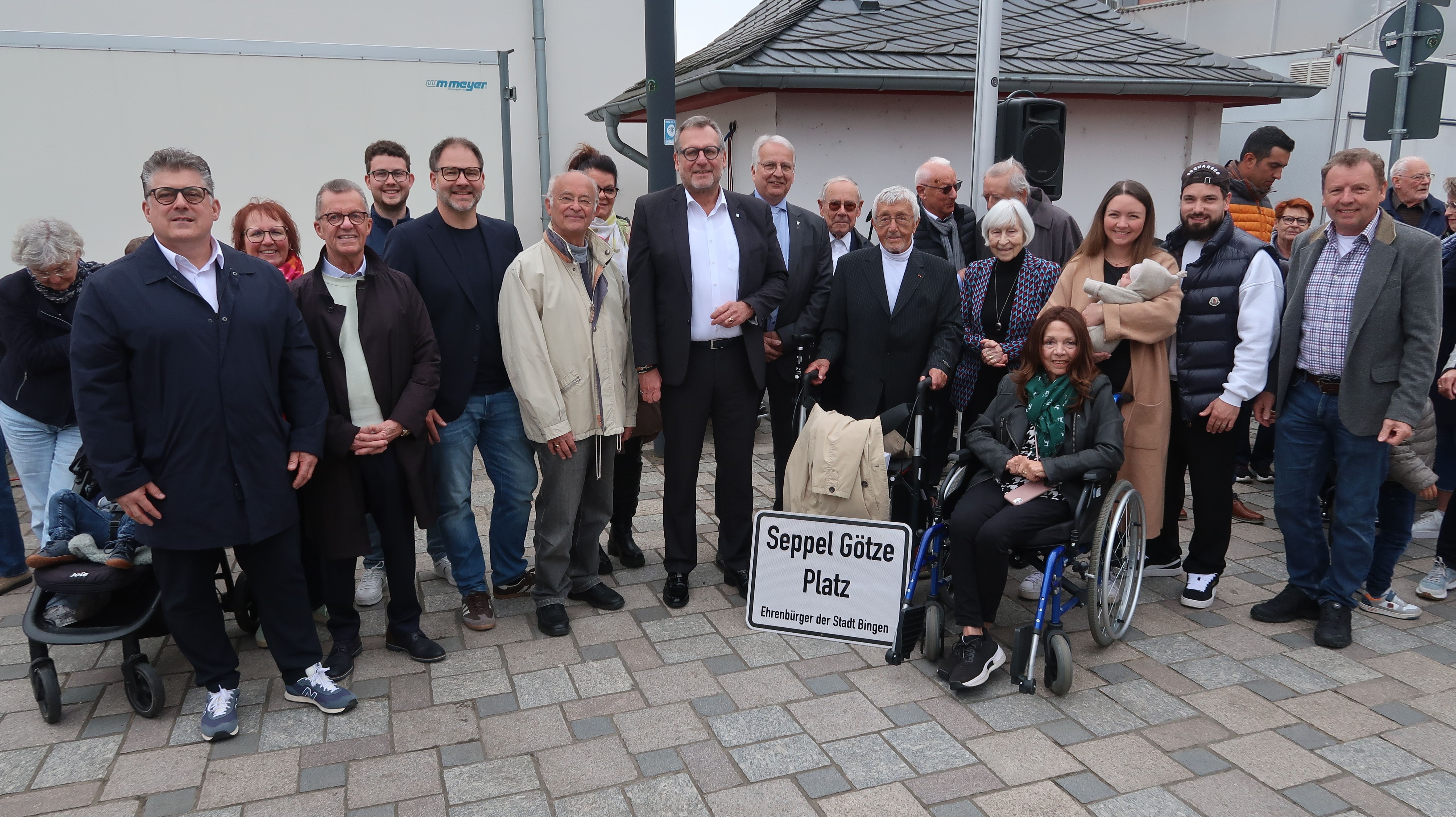 Zahlreiche Gäste, Stadtvorstand und weitere Ehrenbürger waren am Sonntag zum Büdesheimer Frühlingsfest gekommen. Vorne (Mitte) Oberbürgermeister Thomas Feser, rechts vorne daneben, Seppel Götze.