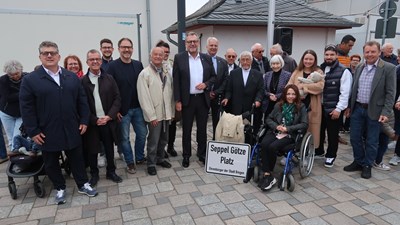 Zahlreiche Gäste, Stadtvorstand und weitere Ehrenbürger waren am Sonntag zum Büdesheimer Frühlingsfest gekommen. Vorne (Mitte) Oberbürgermeister Thomas Feser, rechts vorne daneben, Seppel Götze.