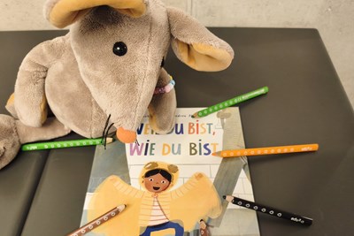 Lesemaus Bini freut sich schon auf die nächste Vorlesestunde. Lesemaus Bini freut sich schon auf die nächste Vorlesestunde.