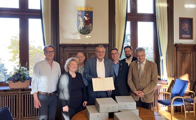 (v.l.) Kulturamtsleiter Dr. Matthias Schmandt, Stadtarchivarin Petra Tabarelli, Georg Wolf, der Meister vom Stuhl Attila Brauchler, Dominik Brinkmann und Uwe Haut (alle Freimaurer) umrahmen OB Thomas Feser (4.v.l.) bei der Übergabe des Logenarchivs.