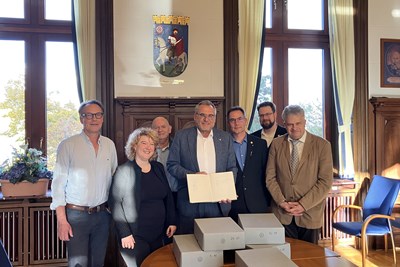 (v.l.) Kulturamtsleiter Dr. Matthias Schmandt, Stadtarchivarin Petra Tabarelli, Georg Wolf, der Meister vom Stuhl Attila Brauchler, Dominik Brinkmann und Uwe Haut (alle Freimaurer) umrahmen OB Thomas Feser (4.v.l.) bei der Übergabe des Logenarchivs. (v.l.) Kulturamtsleiter Dr. Matthias Schmandt, Stadtarchivarin Petra Tabarelli, Georg Wolf, der Meister vom Stuhl Attila Brauchler, Dominik Brinkmann und Uwe Haut (alle Freimaurer) umrahmen OB Thomas Feser (4.v.l.) bei der Übergabe des Logenarchivs.