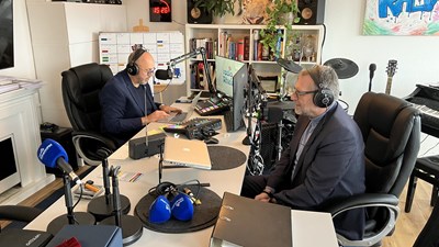 Bildunterschrift: Anlässlich des 5-jährigen Sendejubiläums von Radio RheinFM nahm sich Oberbürgermeister Thomas Feser auch die Zeit für ein spontanes Interview zur geplanten Sondersendung.