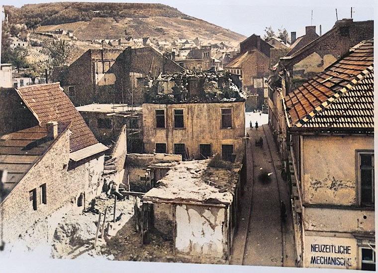 Die Hasengasse, noch mit Kriegsschäden von 1944/1945.