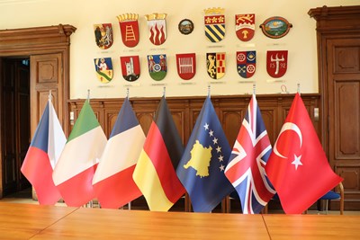 Die Wappen der Binger Stadtteile, der Binger Partnerstädte und die Fahnen der befreundeten Länder.
