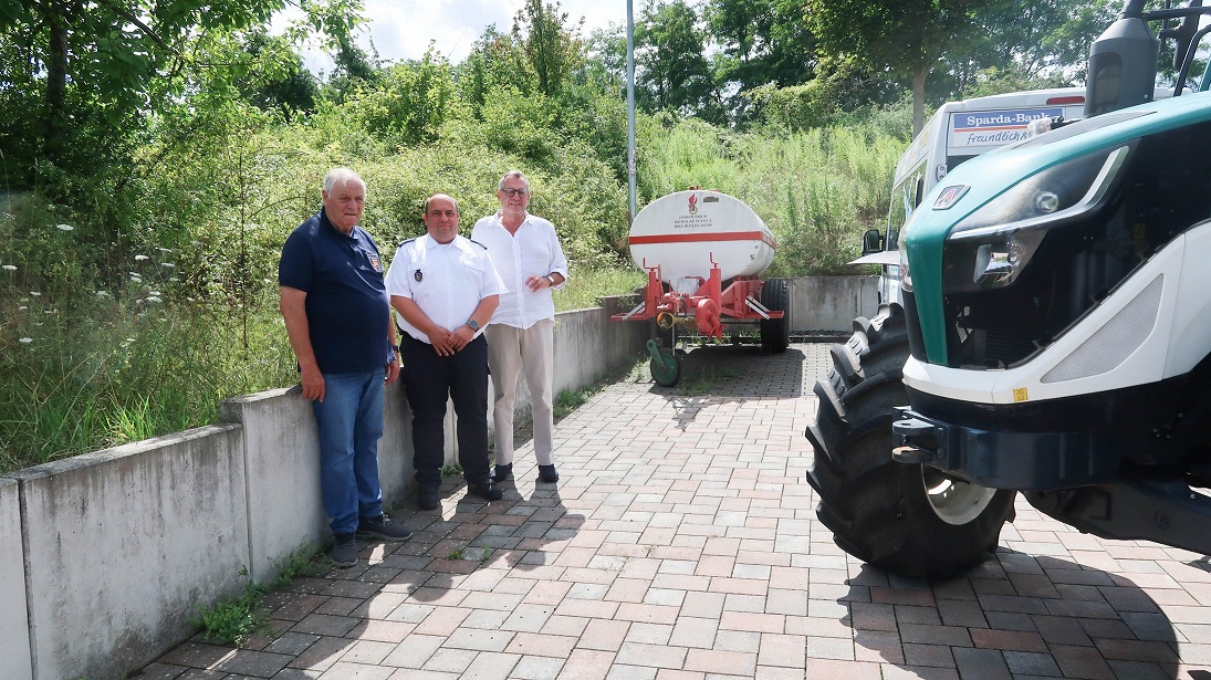 Peter Krick, Erster Vorsitzender des IFFOV, Marco Woog, Stellvertretender Wehrleiter der Stadt Bingen am Rhein, und Oberbürgermeister Thomas Feser vor dem Maischefass (im Hintergrund).