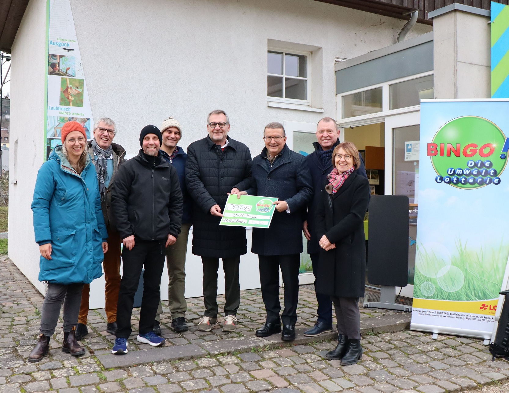Strahlende Gesichter bei der Scheckübergabe (v. li.): Metke Lilienthal (SNU), Dr. Erwin Manz, Prof. Dr. Markus Wiemker, Prof. Dr. Asis Hallab, Oberbürgermeister Thomas Feser, Jürgen Häfner, MdL Michael Hüttner und Wiebke Fleischmann (Umweltabteilung).