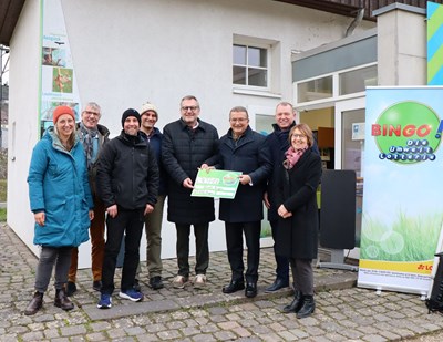 Strahlende Gesichter bei der Scheckübergabe (v. li.): Metke Lilienthal (SNU), Dr. Erwin Manz, Prof. Dr. Markus Wiemker, Prof. Dr. Asis Hallab, Oberbürgermeister Thomas Feser, Jürgen Häfner, MdL Michael Hüttner und Wiebke Fleischmann (Umweltabteilung).