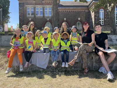 Der Kindergarten St. Annaberg kam extra für das Vorlesepicknick zum Rhein.