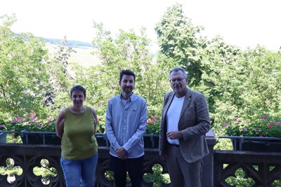 Bildunterschrift: v. l. n. r.: Dagmar Leitner, Leiterin des Bauamtes, Lasse Mahlzahn von Franz Reschke Landschaftsarchitektur GmbH, Oberbürgermeister Thomas Feser.