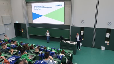 Oberbürgermeister Thomas Feser bei der Begrüßung der Erstsemester im neuen Audimax.