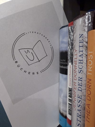 Der Literaturkreis der Bücherei³ findet einmal im Monat statt.